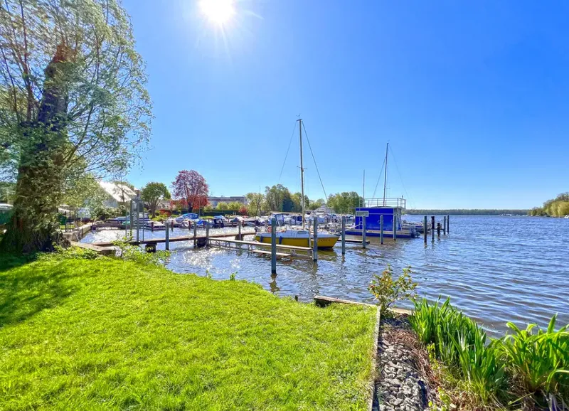 Exklusive Lage mit Zugang zum Zeuthener See - 3 Zimmer Wohnung mit EBK, Fahrstuhl & 2 Balkone — photo 1